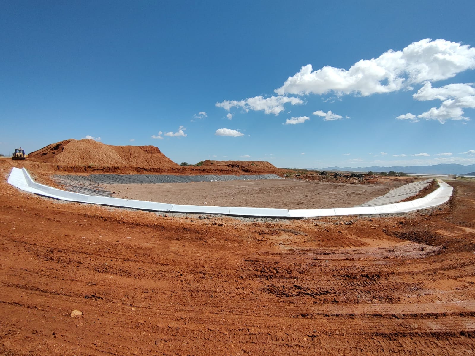Laguna de jales con geomembrana
