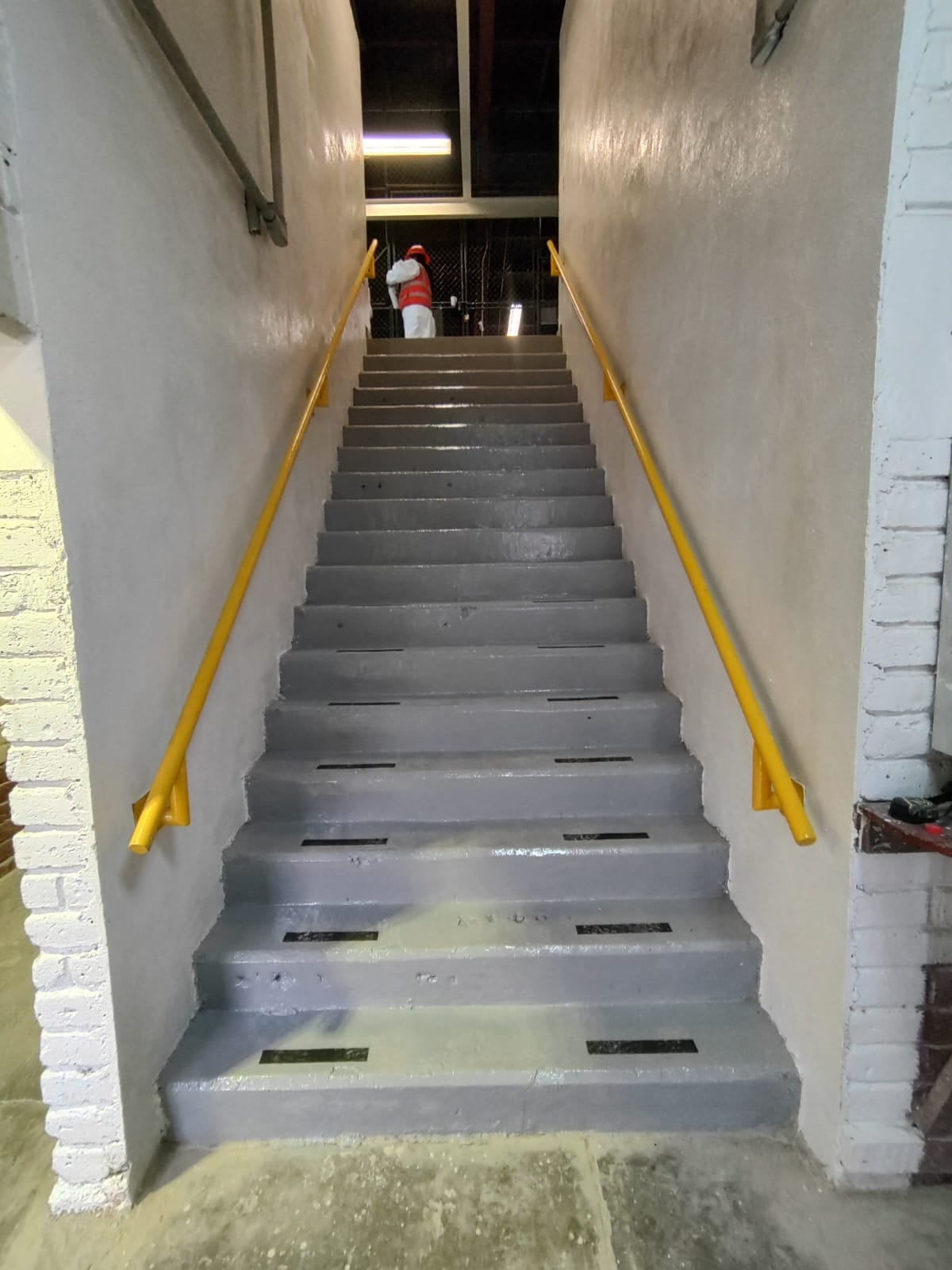 Escalera con pasamanos amarillos