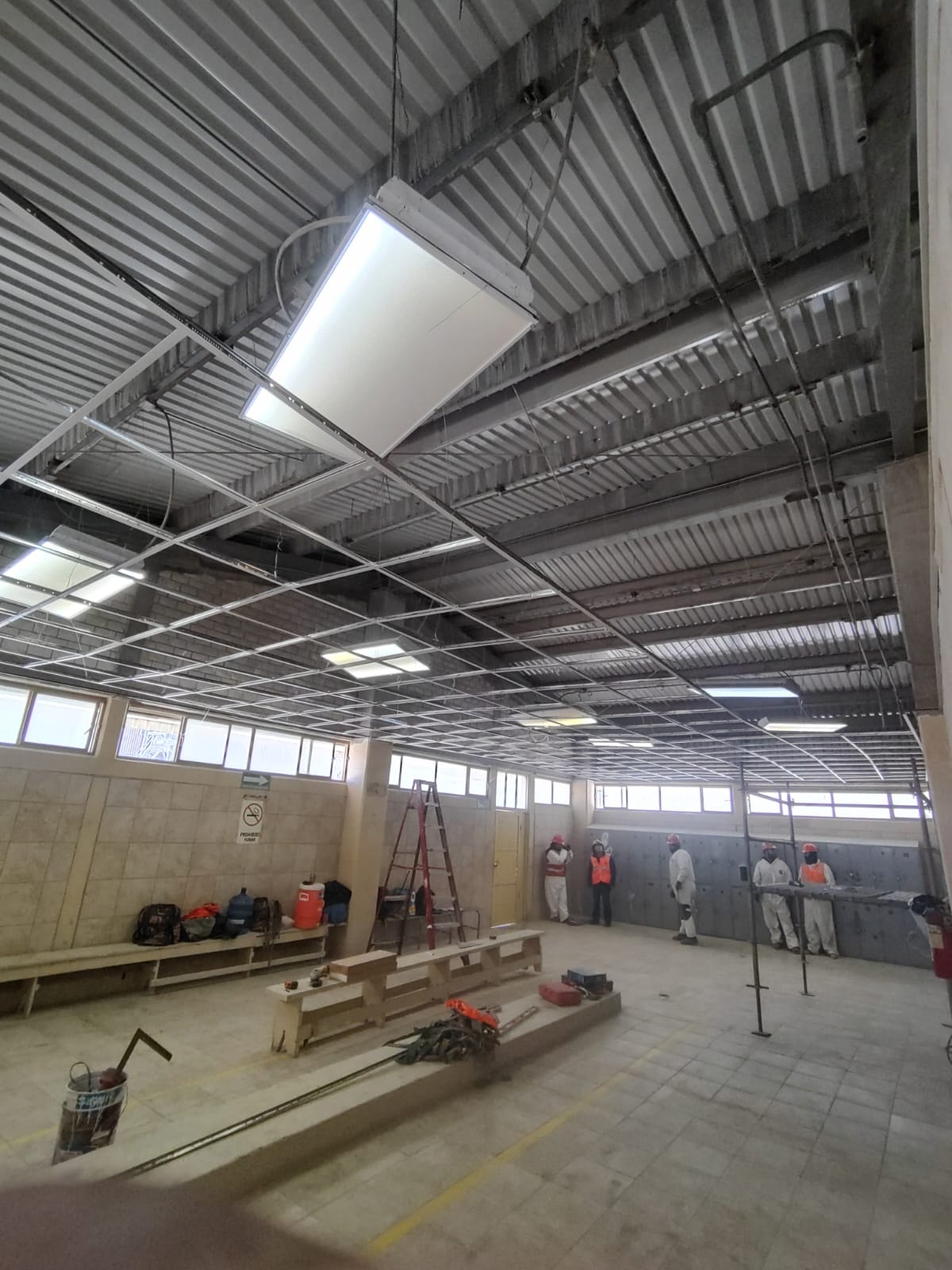 Instalación de plafón LED en nave industrial