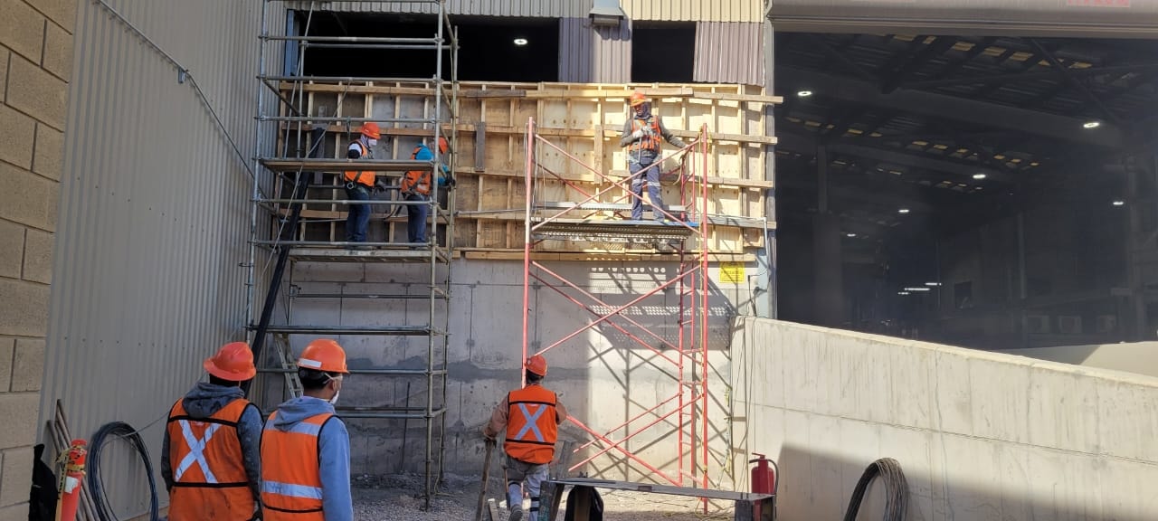 Encofrado con andamio en fachada de nave