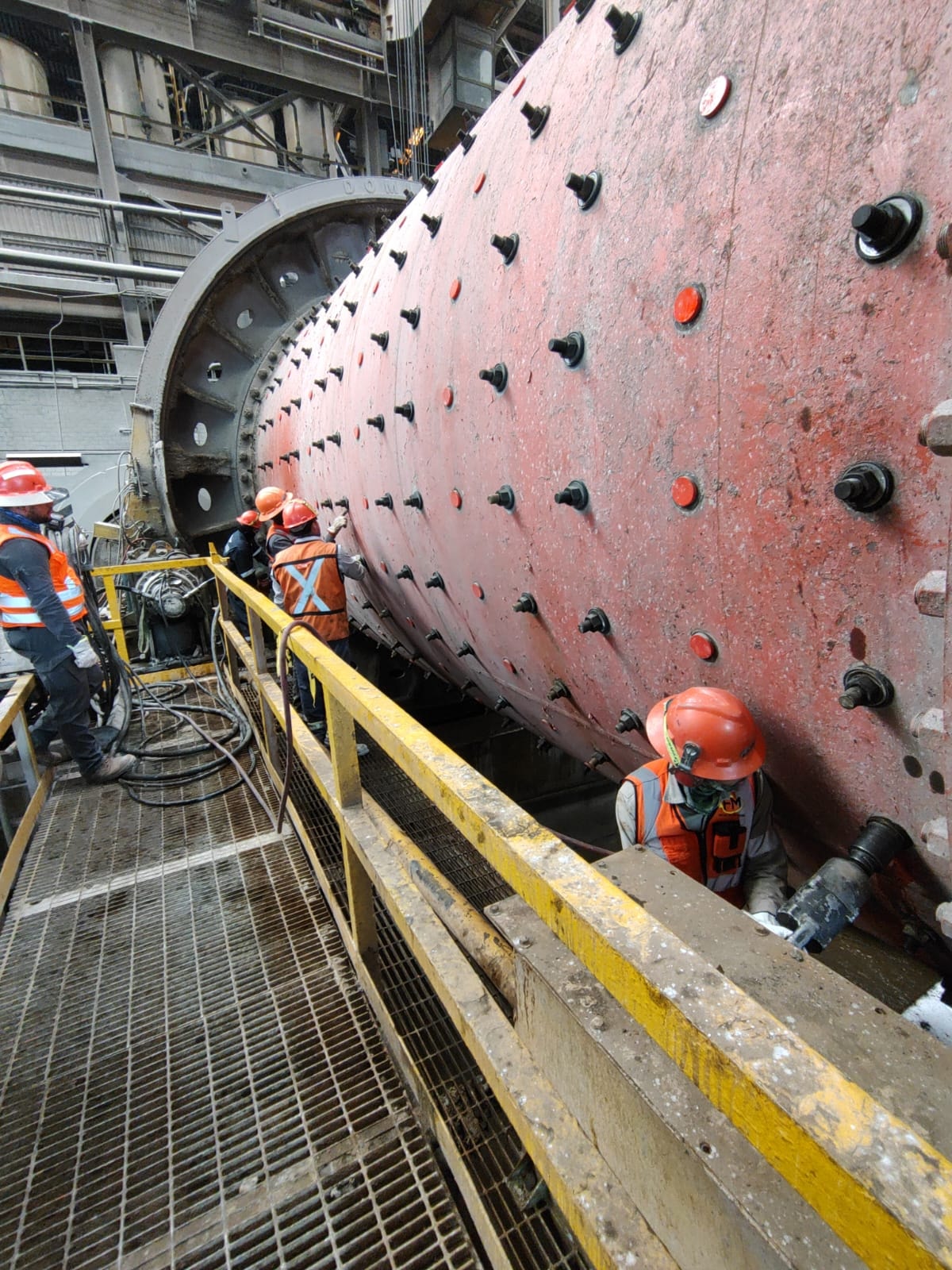 Cuadrilla interviniendo molino rojo