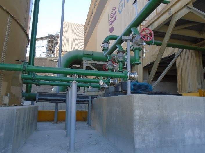 Sistema de bombeo con tuberías verdes instalado