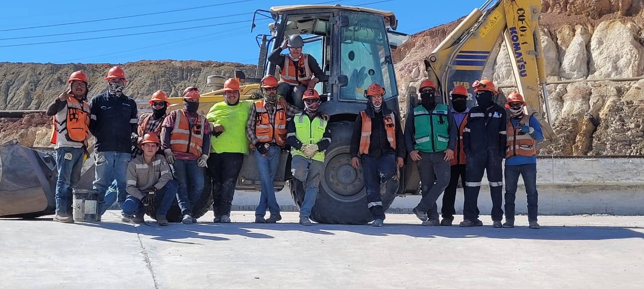Cuadrilla frente a excavadora Komatsu