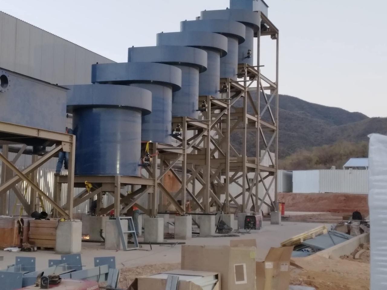 Batería de silos azules en montaje