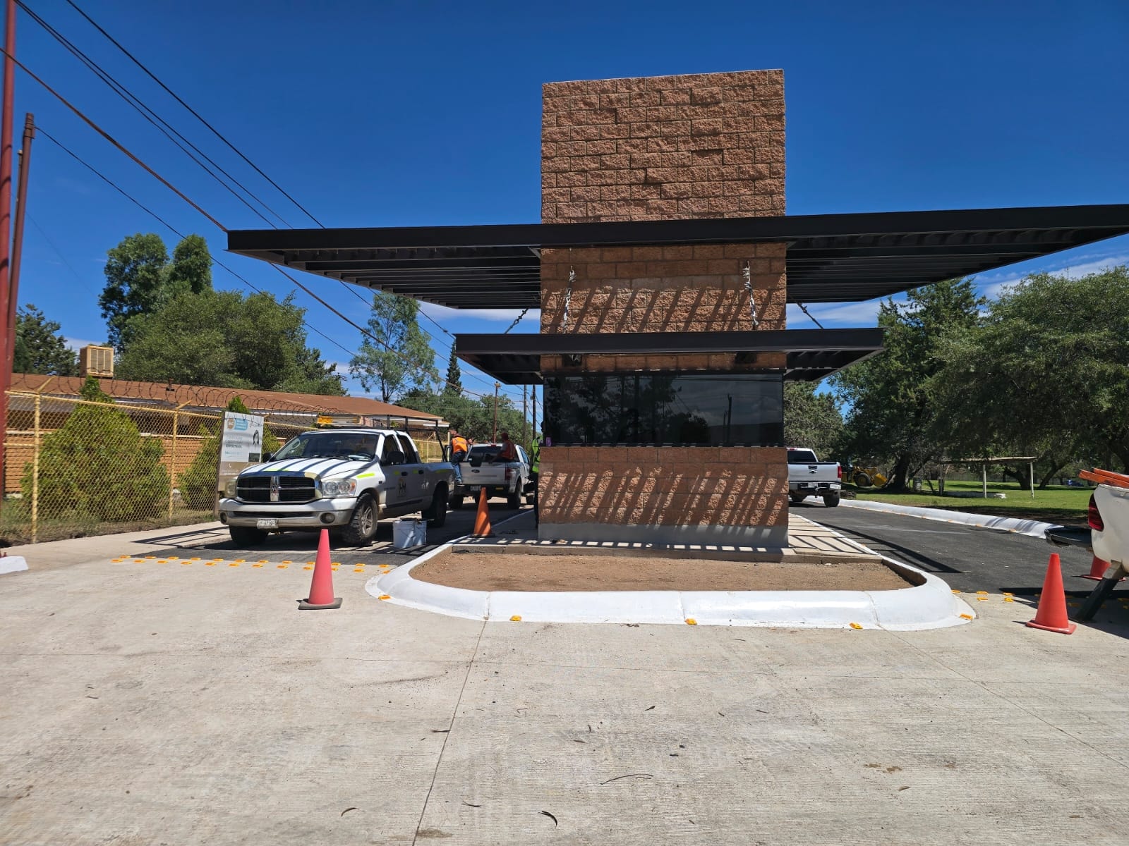 Caseta de acceso con piedra cantera