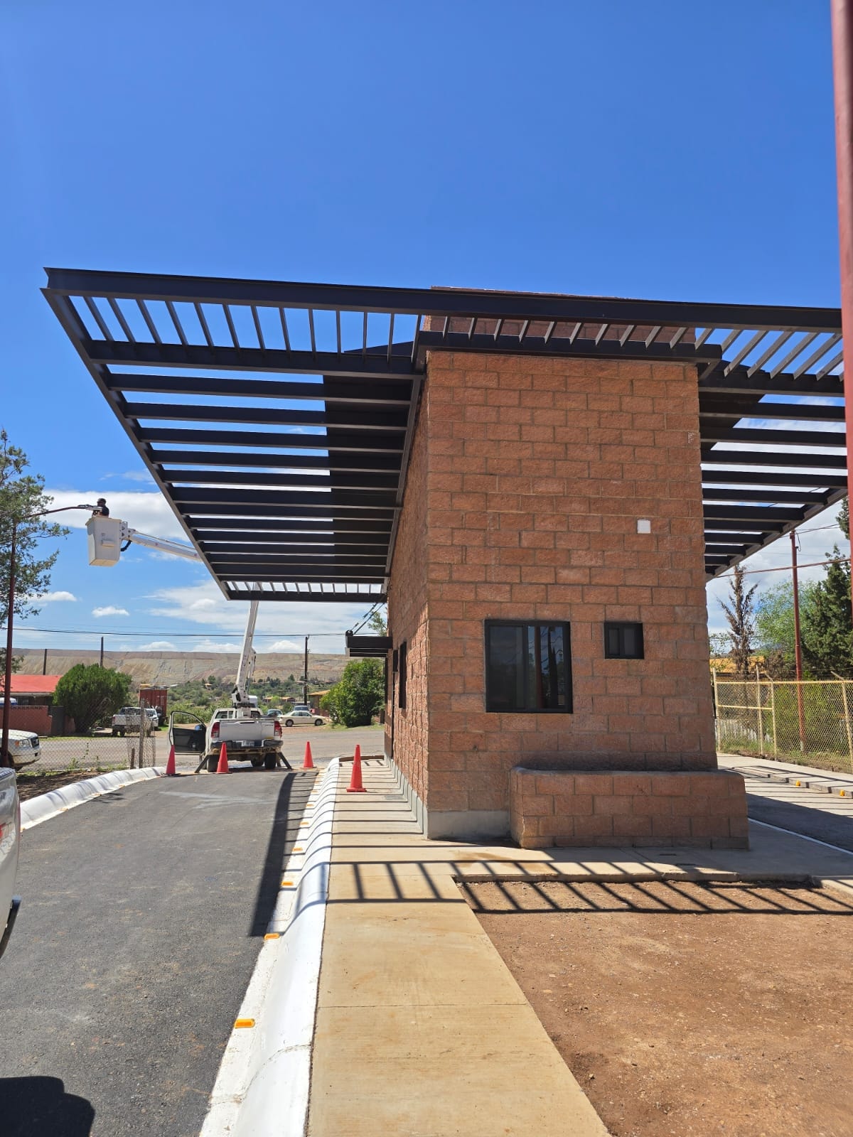 Caseta con pérgola metálica — vista lateral