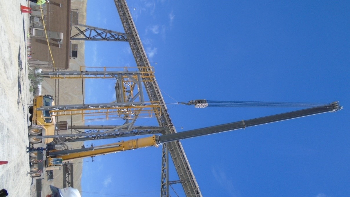 Montaje de cercha con dos grúas amarillas