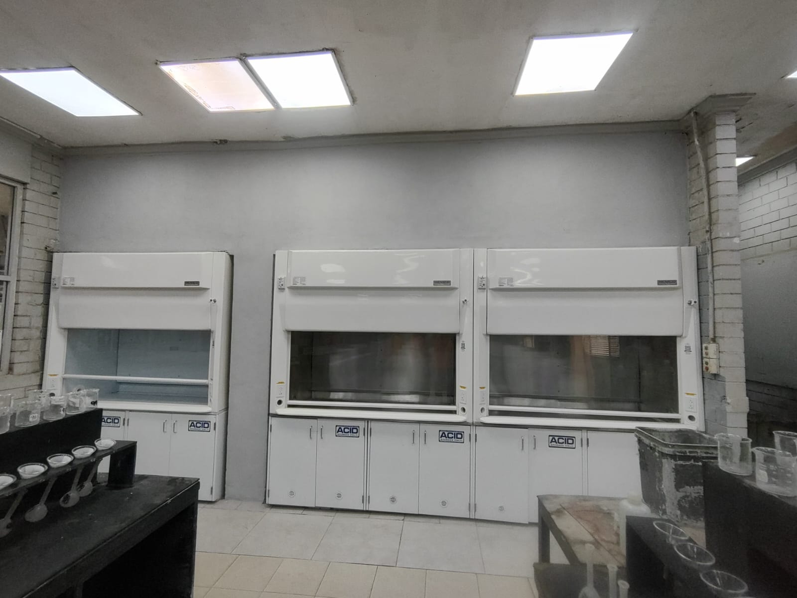 Laboratorio con campanas de extracción